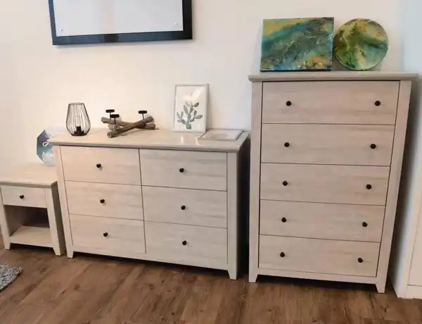 Drawers chest with solid color decor